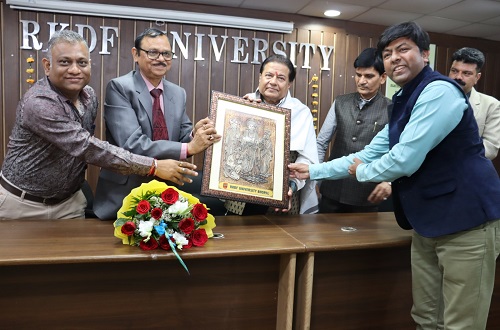 आरकेडीएफ विश्वविद्यालय में गूंजे पद्मश्री अनूप जलोटा जी
											के भजन